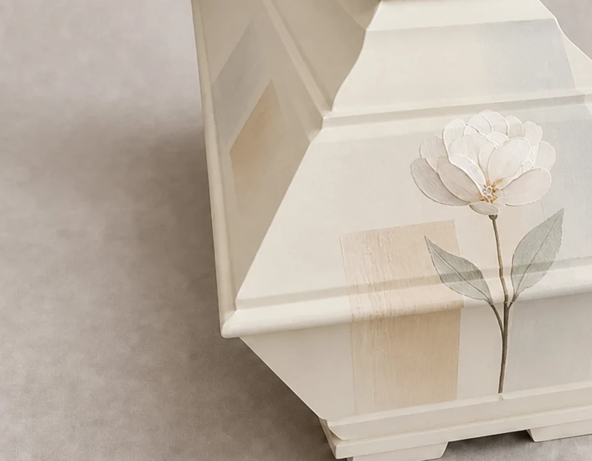 Tichá bílá pivoňka — detail neutrálních ploch